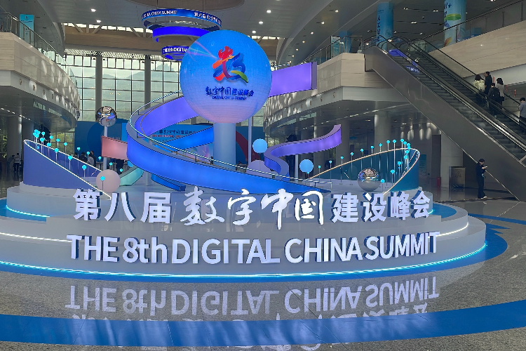 推動(dòng)實(shí)數(shù)深度融合，培育數(shù)字化轉(zhuǎn)型服務(wù)商 國家數(shù)據(jù)局劉烈宏談人工智能基礎(chǔ)軟件開發(fā)